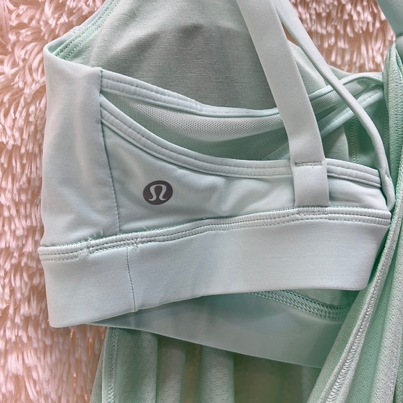 Lululemon athletica top size 10 w/ build in bra & removable cup inserts - Picture 14 of 17